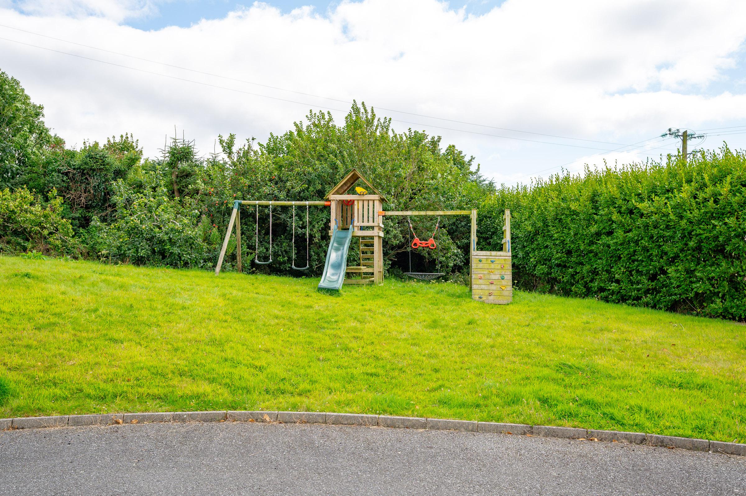 07.29 Ballincurrig, Ballinspittle, Co. Cork Stokes H Pix Web 08
