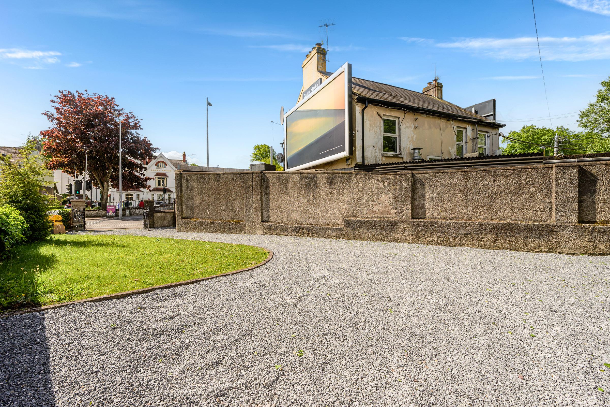 05.13 Santa Cruz, 1 Roserie Gardens, Western Road, Cork Stokes H Pix Web 04