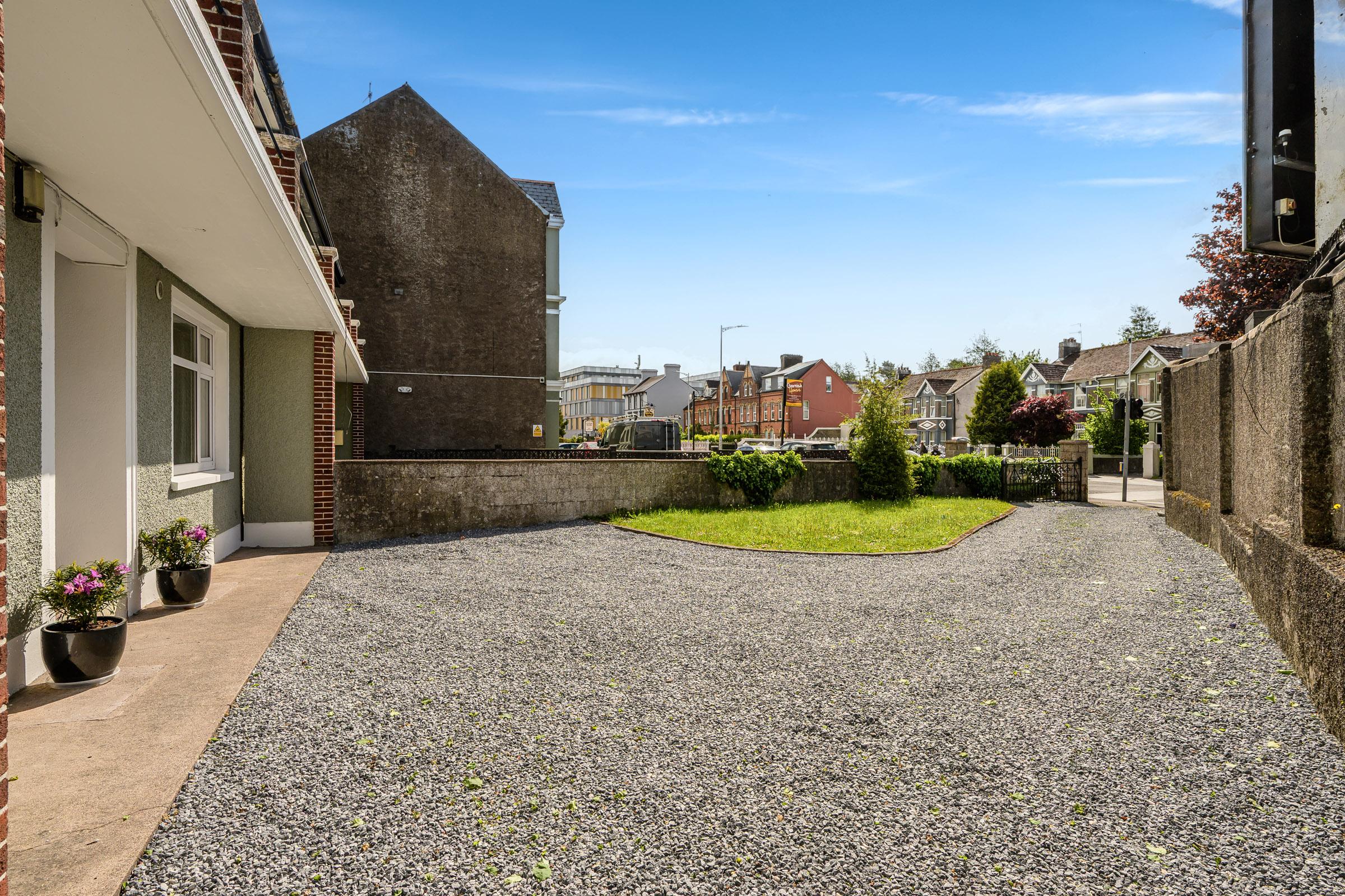 05.13 Santa Cruz, 1 Roserie Gardens, Western Road, Cork Stokes H Pix Web 06