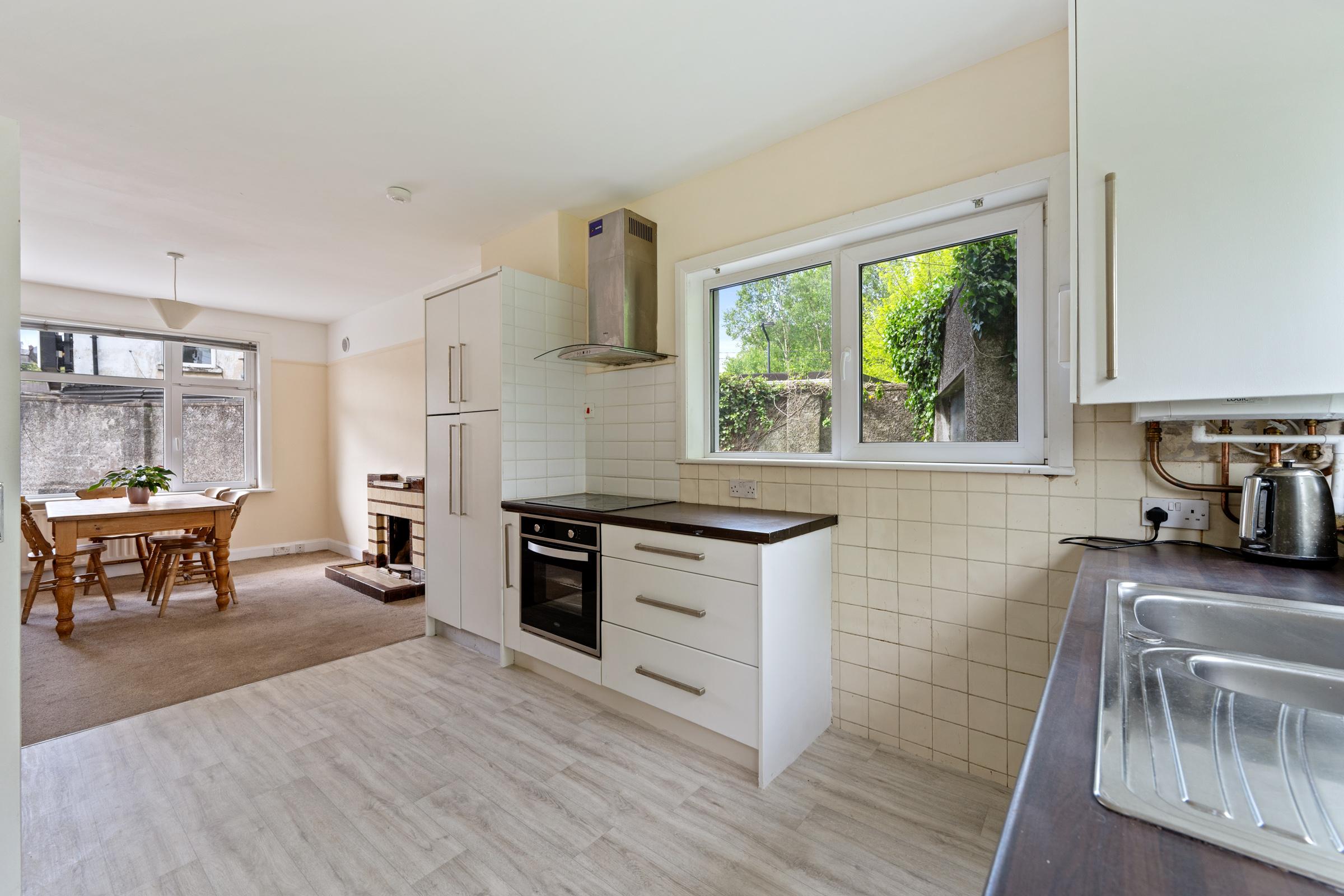 05.13 Santa Cruz, 1 Roserie Gardens, Western Road, Cork Stokes H Pix Web 24