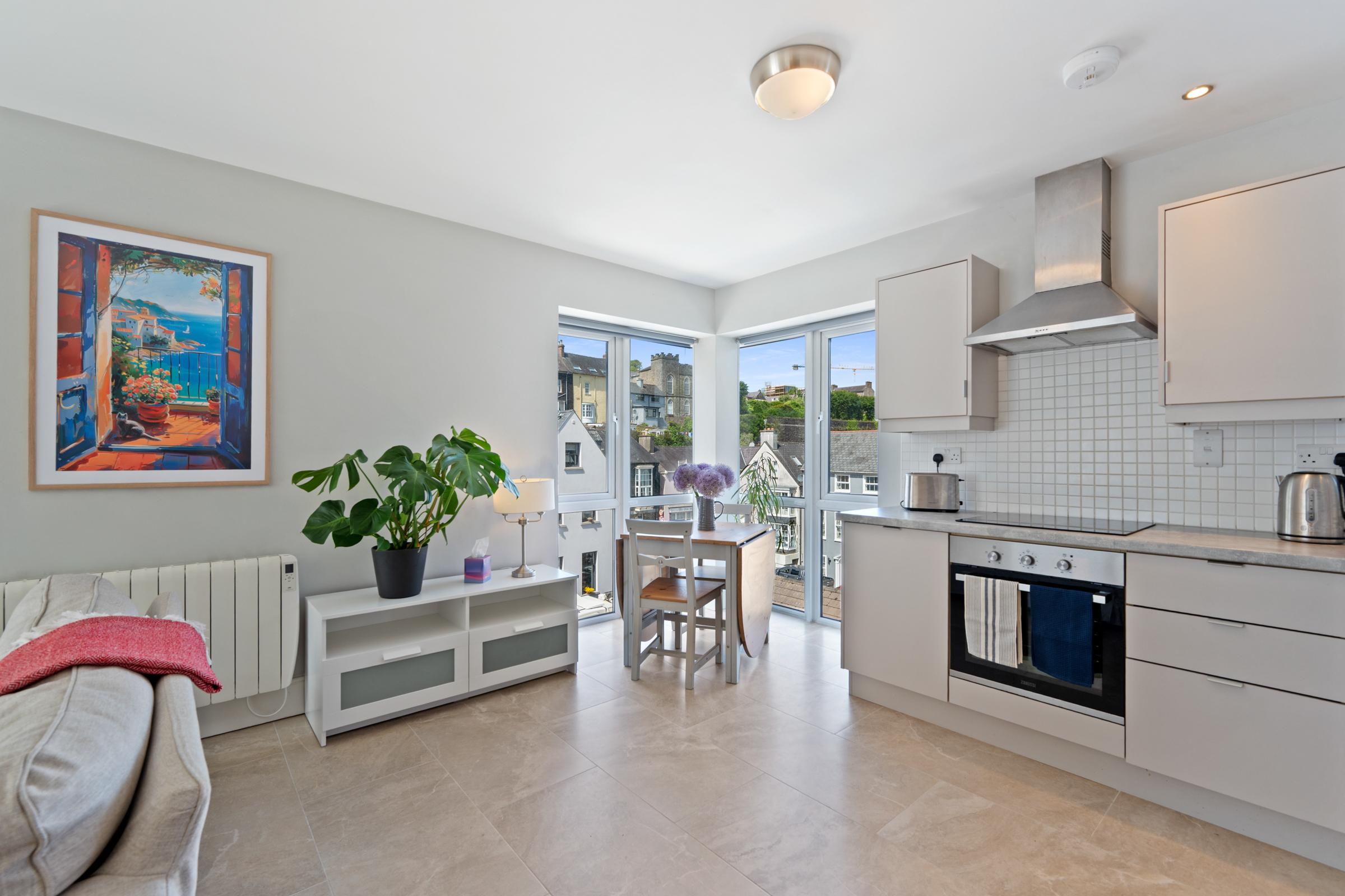06.17 36 Shearwater, Pier Road, Kinsale, Co. Cork Stokes H Pix Web 12